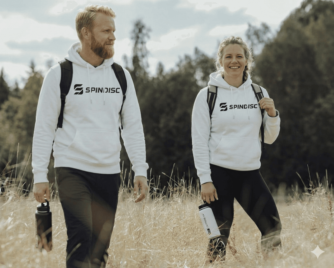 Frisbeegolfpelaaja heittämässä turnauksessa